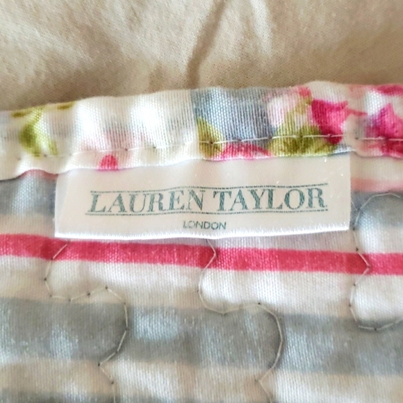 COPY - Reversable vtg. quilted double bed cover and 2 shums - Picture 4 of 6